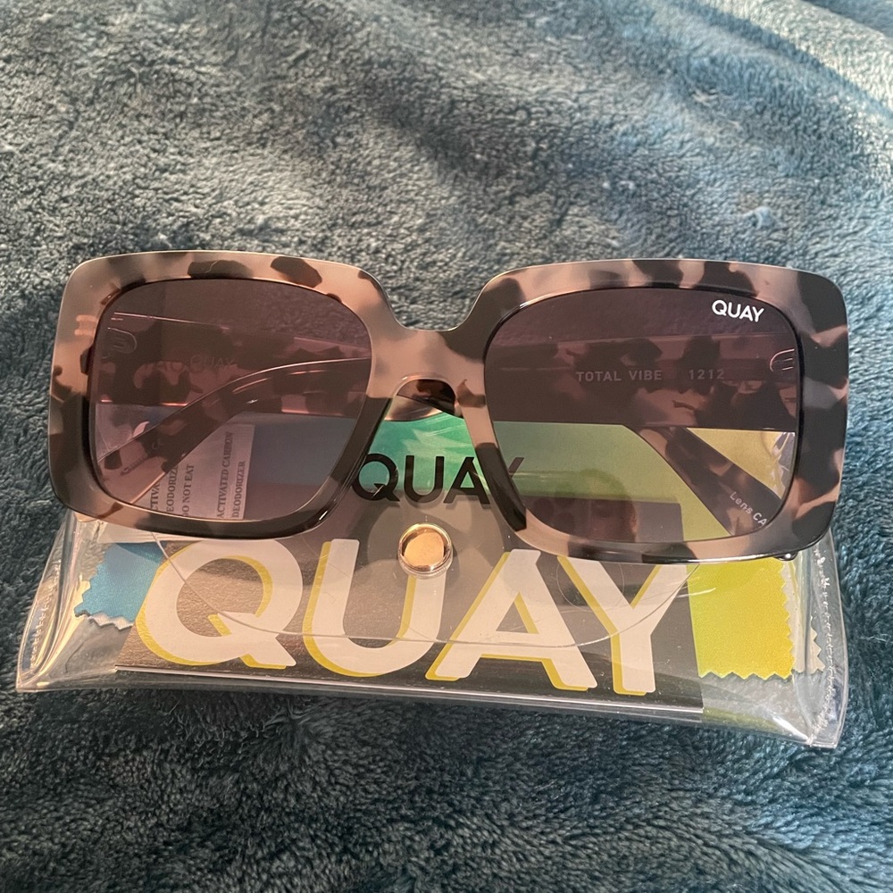 QUAY - Total Vibe - Milky Tortoise Frame / Smoke Lens - NWT